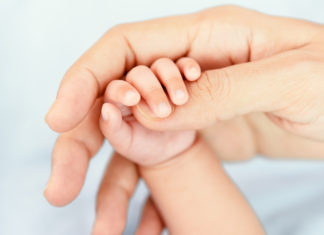 Agent redt leven baby dankzij snelle reanimatie: ‘Enorm kippenvelmoment’ Samen Zwanger - Agent redt leven baby dankzij snelle reanimatie