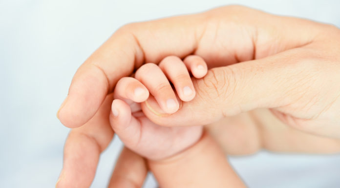 Agent redt leven baby dankzij snelle reanimatie: ‘Enorm kippenvelmoment’ Samen Zwanger - Agent redt leven baby dankzij snelle reanimatie