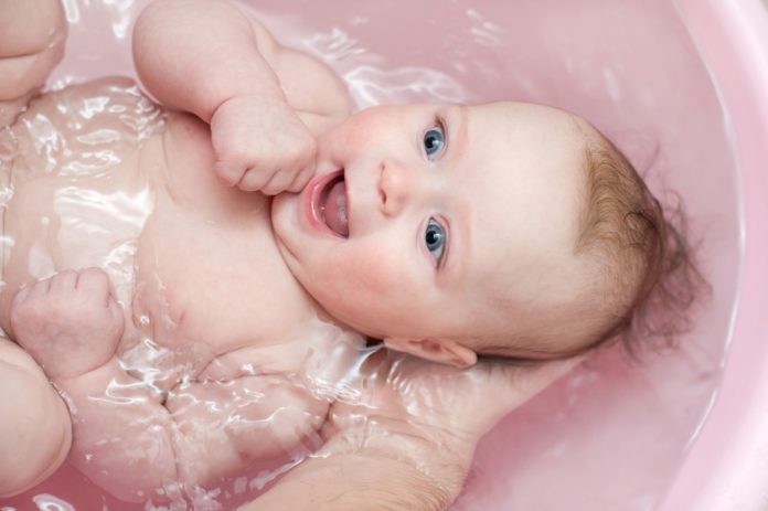 Samen Zwanger - Baby in bad