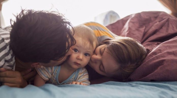 Baby in bed: levensgevaarlijk Samen Zwanger - Baby in bed levensgevaarlijk