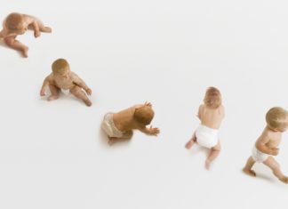 Fysieke mijlpalen: Omrollen, zitten, kruipen en lopen Samen Zwanger - Fysieke mijlpalen Omrollen, zitten, kruipen en lopen