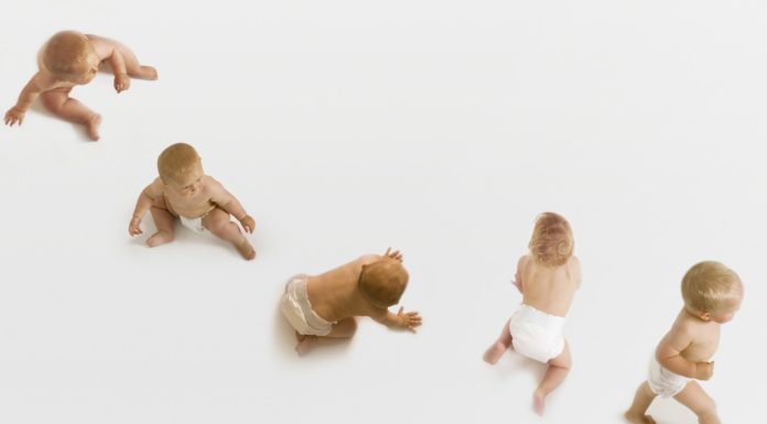 Fysieke mijlpalen: Omrollen, zitten, kruipen en lopen Samen Zwanger - Fysieke mijlpalen Omrollen, zitten, kruipen en lopen