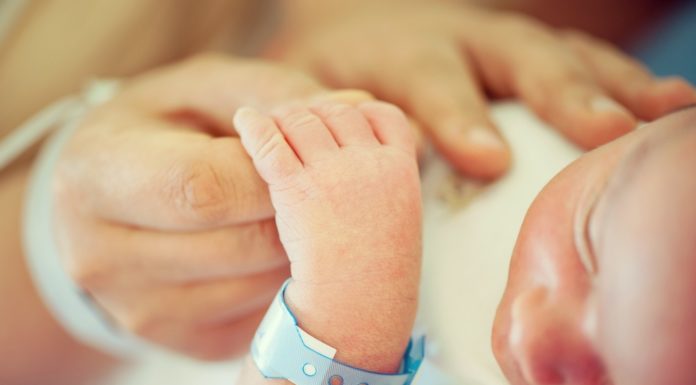 Helpen bevallen: Zelf je baby ter wereld brengen Samen Zwanger - Helpen bevallen en je eigen baby ter wereld brengen