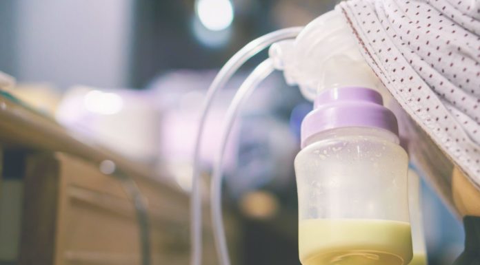 Kolven op het werk lastig? ‘Ik ging gewoon achter een grote tas zitten’ Samen Zwanger - Kolven op het werk lastig 'Ik ging gewoon achter een grote tas zitten'