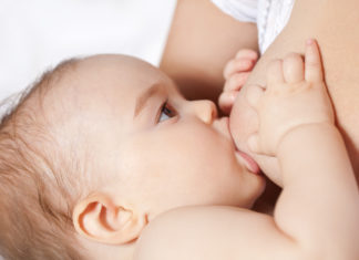 Transgendermoeder geeft borstvoeding