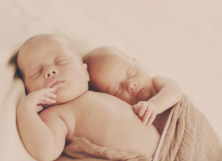 Tweelingen: Tegelijkertijd slapen Samen Zwanger - Tweelingen Tegelijkertijd slapen