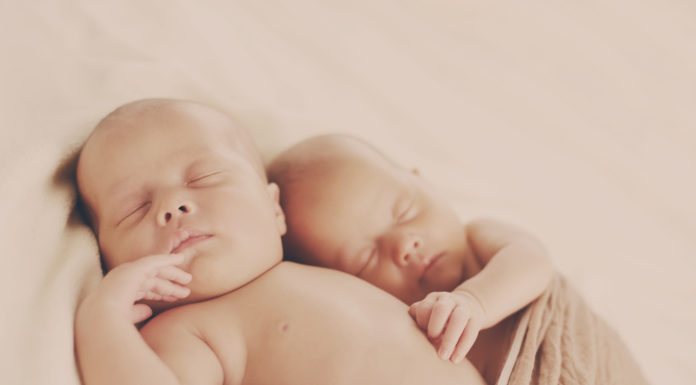 Tweelingen: Tegelijkertijd slapen Samen Zwanger - Tweelingen Tegelijkertijd slapen