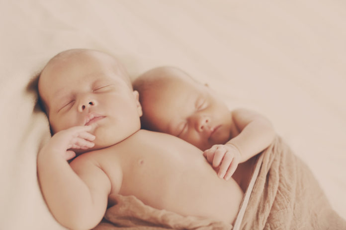 Samen Zwanger - Tweelingen Tegelijkertijd slapen