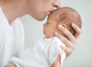 Vader bedenkt creatieve oplossing voor huilbaby die niet wil drinken Samen Zwanger - Vader bedenkt creatieve oplossing voor huilbaby die niet wil drinken