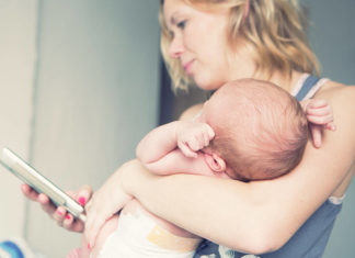 Voorkom smartphoneverslaving: ‘Kijk je kind aan tijdens de borstvoeding’ Samen Zwanger - Voorkom smartphoneverslaving