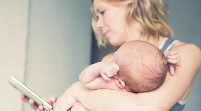 Voorkom smartphoneverslaving: ‘Kijk je kind aan tijdens de borstvoeding’ Samen Zwanger - Voorkom smartphoneverslaving