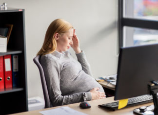 Helft zwangere vrouwen gediscrimineerd op werkvloer: ‘Hoezo wordt contract zwangere niet verlengd? Samen Zwanger - Helft zwangere vrouwen gediscrimineerd op werkvloer