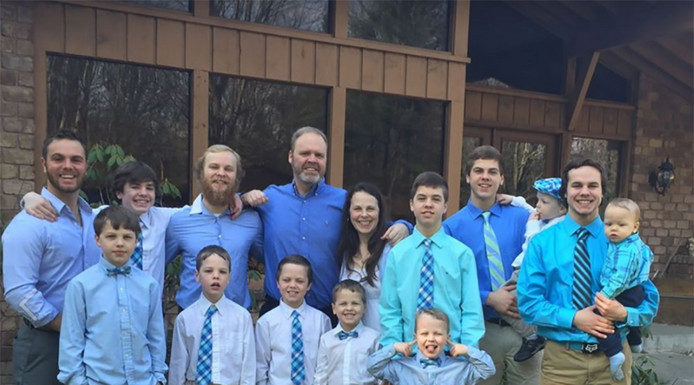 Moeder van dertien zonen bevalt wederom van jongetje Samen Zwanger - Moeder van dertien zonen bevalt van jongetje