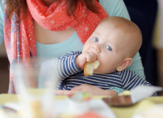 Besmeer brood voor de baby met margarine Samen Zwanger - Besmeer brood voor de baby met margarine