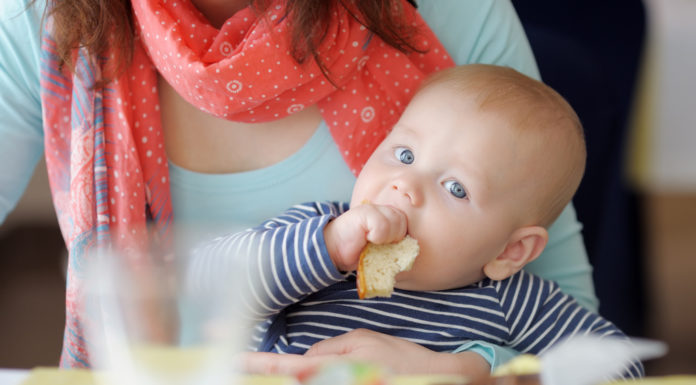 Besmeer brood voor de baby met margarine Samen Zwanger - Besmeer brood voor de baby met margarine