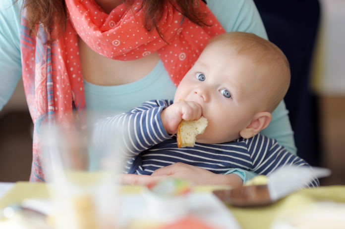 Samen Zwanger - Besmeer brood voor de baby met margarine