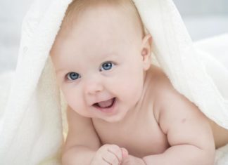 Docent past op baby leerlinge tijdens lesgeven Samen Zwanger - Docent past op baby leerlinge tijdens lesgeven