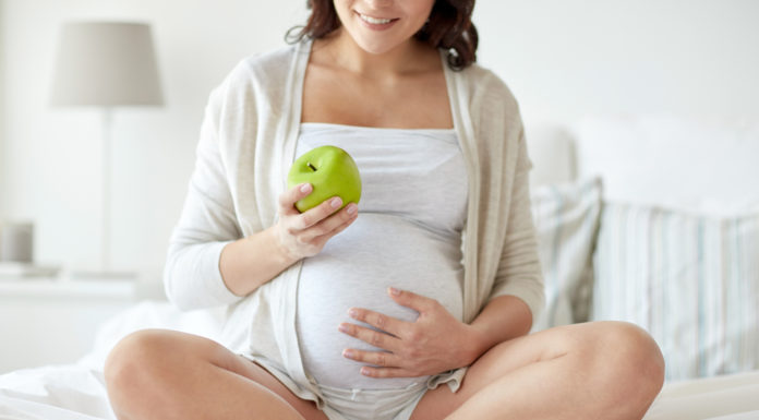 Vrouwen die veel fruit en weinig fastfood eten, raken sneller zwanger Samen Zwanger - Vrouwen die veel fruit en weinig fastfood eten, raken sneller zwanger