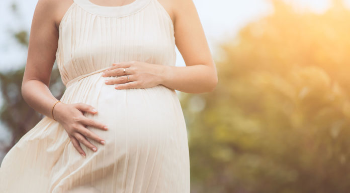 Stephanie bevalt op stoep van ziekenhuis: ’Verloskundigen renden naar beneden’ Samen Zwanger - Stephanie bevalt op stoep van ziekenhuis