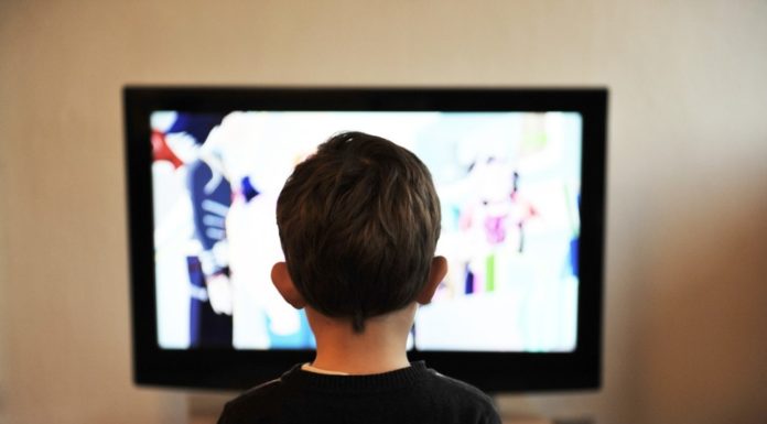 Waar of niet? Veel TV kijken of gamen op jonge leeftijd zorgt voor achterstand Samen Zwanger - Veel TV kijken of gamen op jonge leeftijd zorgt voor achterstand