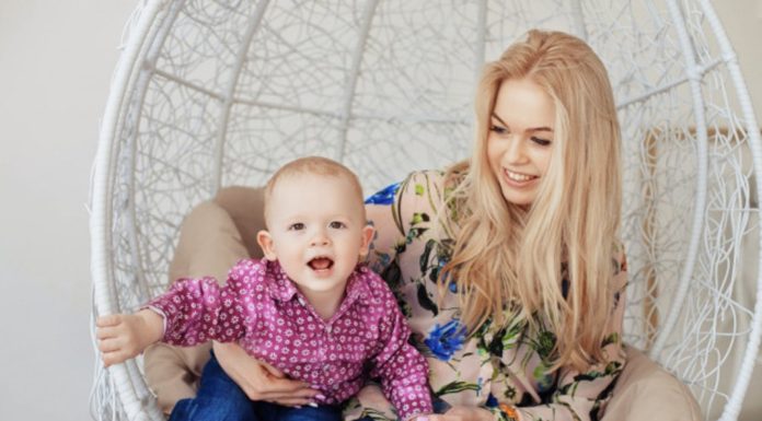 Moeder test familie voordat ze laat babysitten Samen Zwanger - Moeder test familie voordat ze laat babysitten