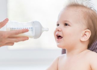 De fles geven is van alle tijden Samen Zwanger - De fles geven is van alle tijden