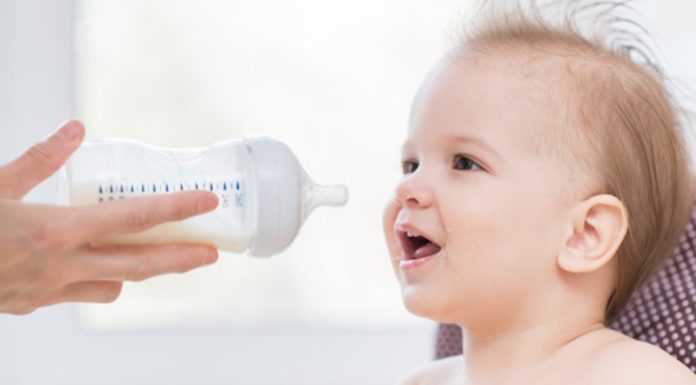 De fles geven is van alle tijden Samen Zwanger - De fles geven is van alle tijden