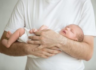 Mooie foto van vader van pasgeboren baby Samen Zwanger - Mooie foto van vader van pasgeboren baby
