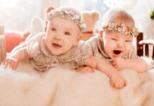 Zo verschilt een tweeling die opgroeit in verschillende delen van de wereld Samen Zwanger - Zo verschilt een tweeling die opgroeit in verschillende delen van de wereld