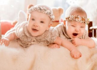 Zo verschilt een tweeling die opgroeit in verschillende delen van de wereld Samen Zwanger - Zo verschilt een tweeling die opgroeit in verschillende delen van de wereld