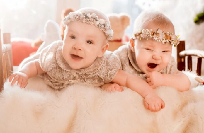 Samen Zwanger - Zo verschilt een tweeling die opgroeit in verschillende delen van de wereld
